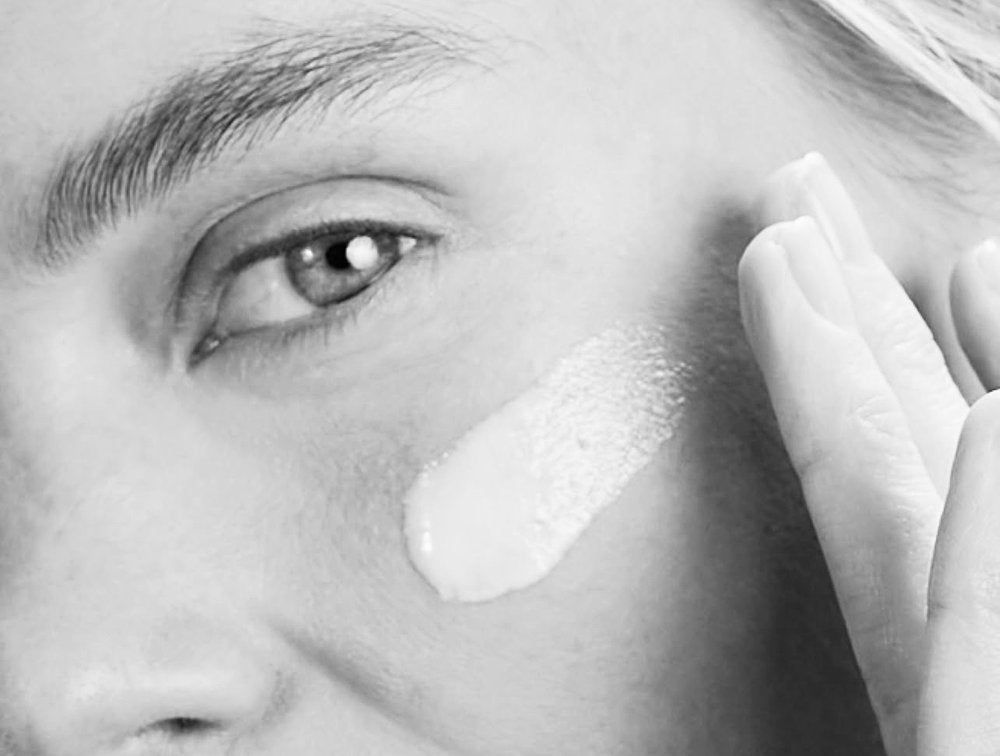 Disruptores Hormonales en Cosmética: Lo Que Debes Saber para Cuidar tu Piel (y Tu Salud)
