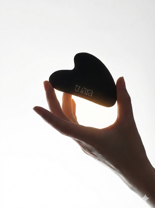 ¿Por qué el Gua Sha es el complemento perfecto del Aceite Facial Natural Glow de Tuara?