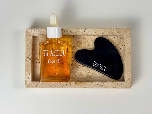 ¿Cómo usar una Gua Sha correctamente para esculpir el rostro y potenciar tu aceite facial?