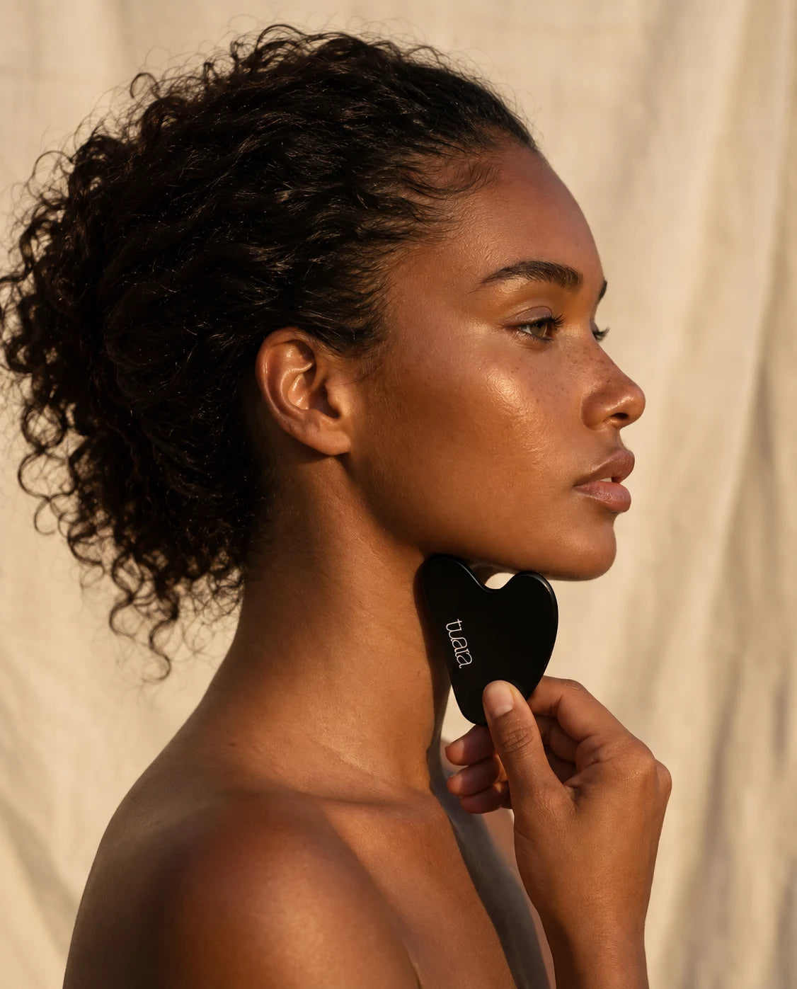 Masaje facial con Gua sha