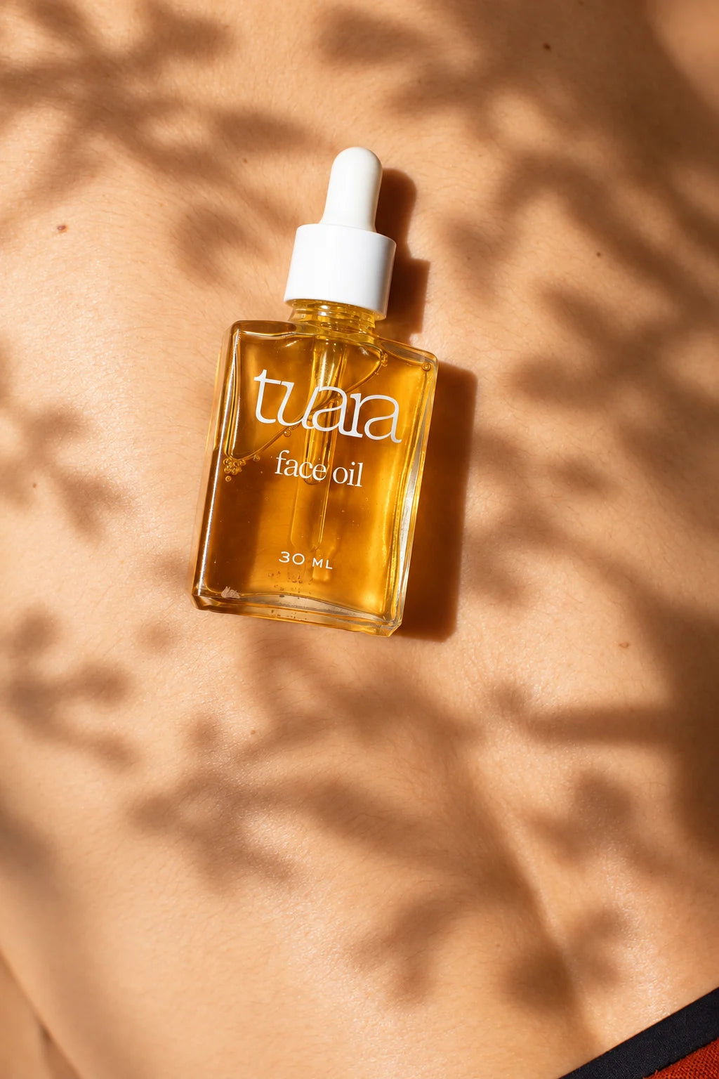 Face Oil de Tuara sobre la piel con luz natural